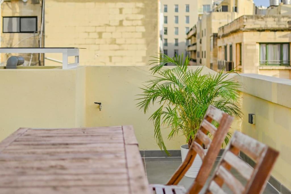 Sliema Unique 4 Bedroom Townhouse Off The Beach Bagian luar foto
