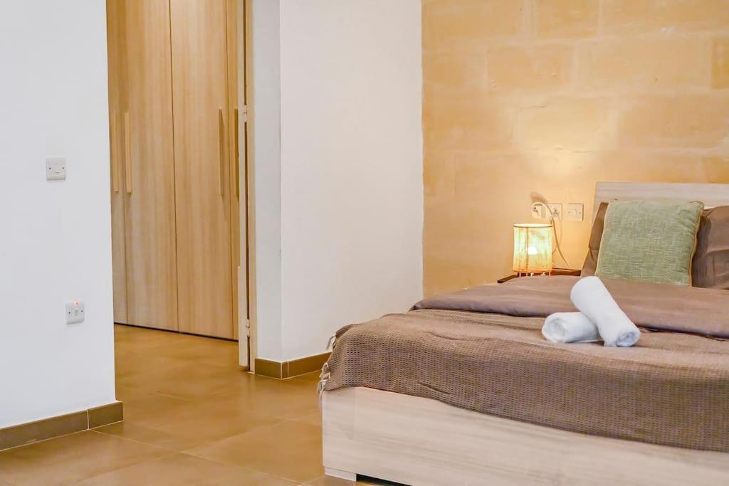 Sliema Unique 4 Bedroom Townhouse Off The Beach Bagian luar foto